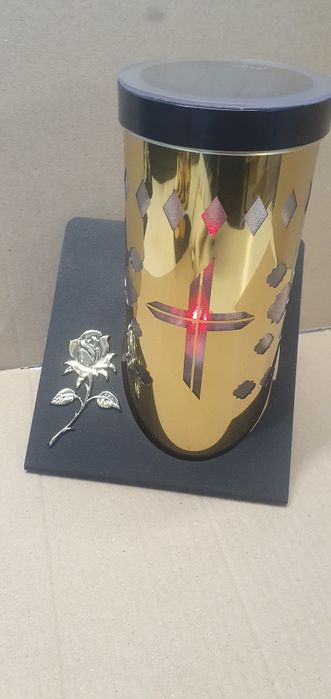 Лампадка на сонячній панелі батареї