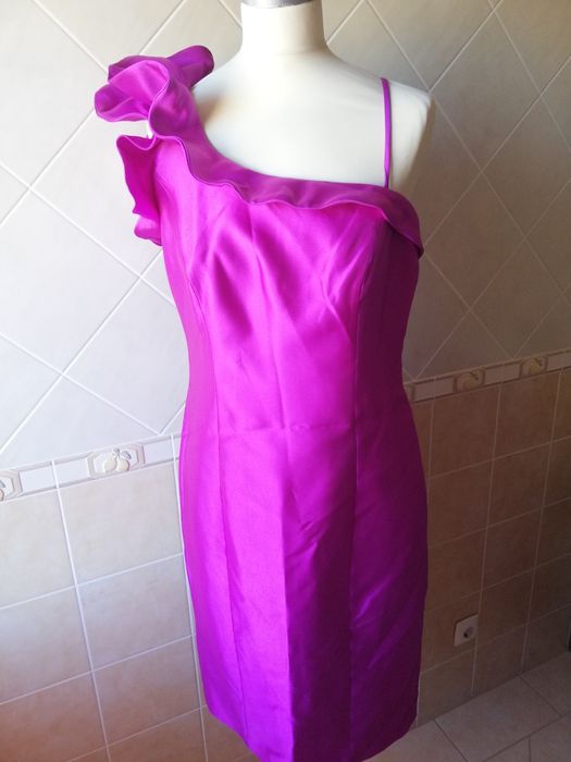Vestido de cerimónia curto, em rosa fuxia