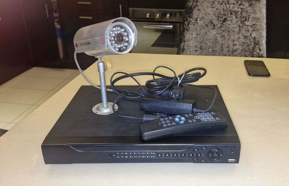 Видеорегистратор DVR0804LE-A на 8 камер+HDD 500гб+уличная камера