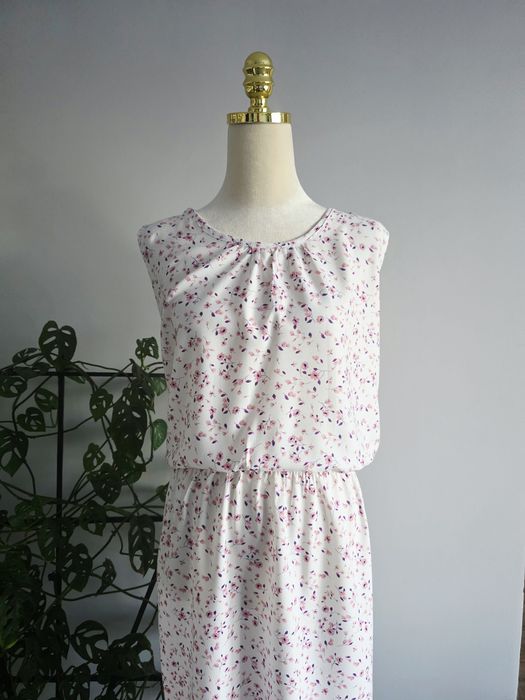 Lekka zwiewna sukienka w drobne kwiatuszki rozmiar 48 / 4XL plus size nowa