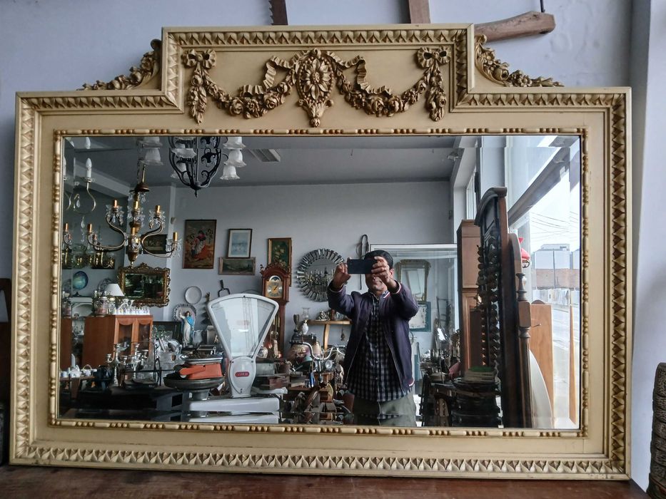 Grande espelho antigo com talha em madeira