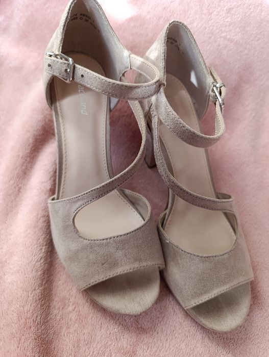 Beżowe buty na  obcasie