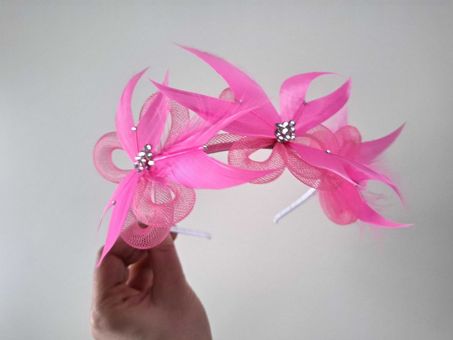 Fascynator w kolorze różu – ręcznie wykonany, na opasce