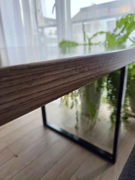 Masywny stół dębowy z czarną żywicą na stalowych nogach