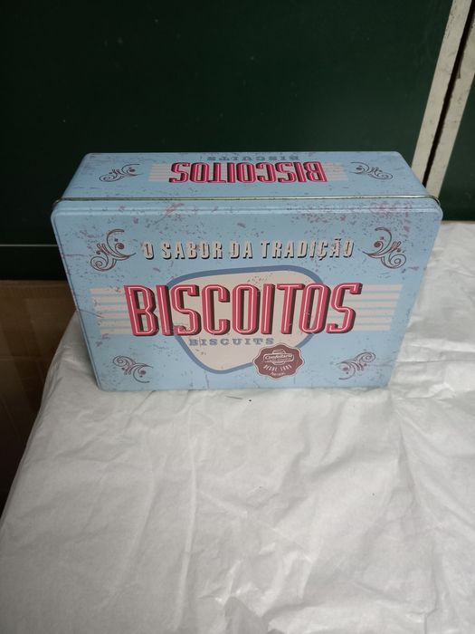 Colecionadores - caixa em lata de biscoitos