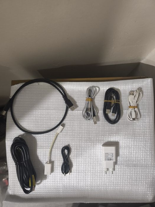 Varios cabos e carregadores