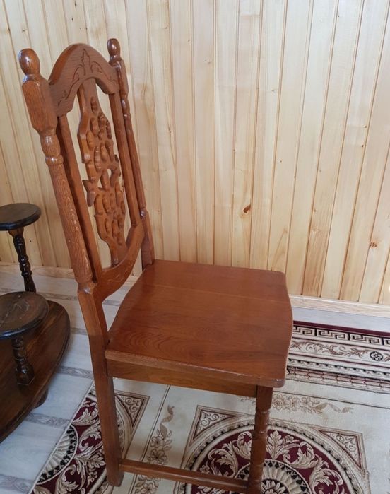 Стілець дубовий ручної різьби