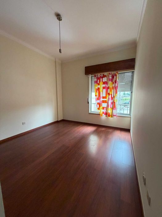 Apartamento T2, Rés-do-Chão, com boas áreas, bastante soalheiro e bem localizado. Fácil acesso a A2,  sito na quinta do lírios.