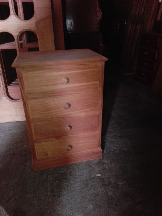 Cadeiras, porta revistas, tabuleiros, mesa de chá...