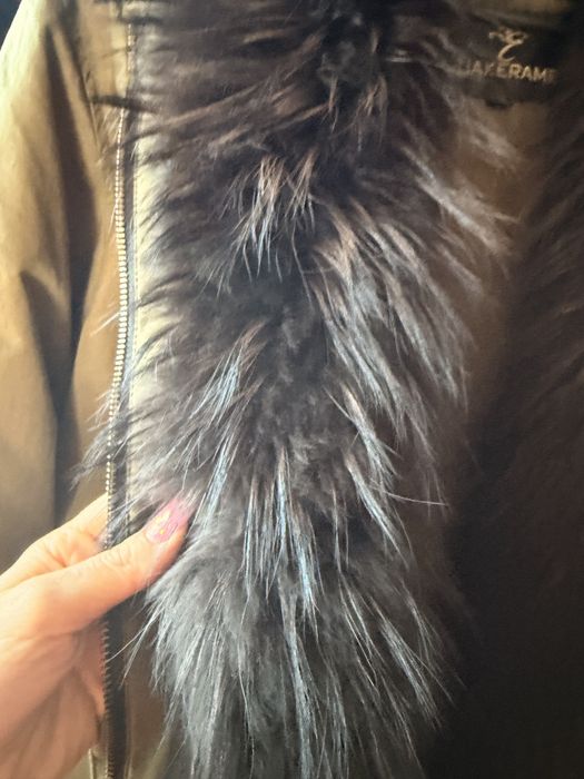 Stylowa parka z futrzanym kołnierzem – idealna na chłodne dni!