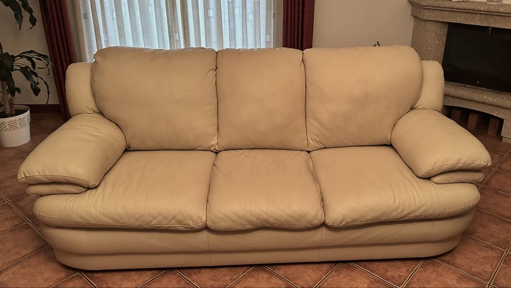 Sofa bege em pura pele (1+2)