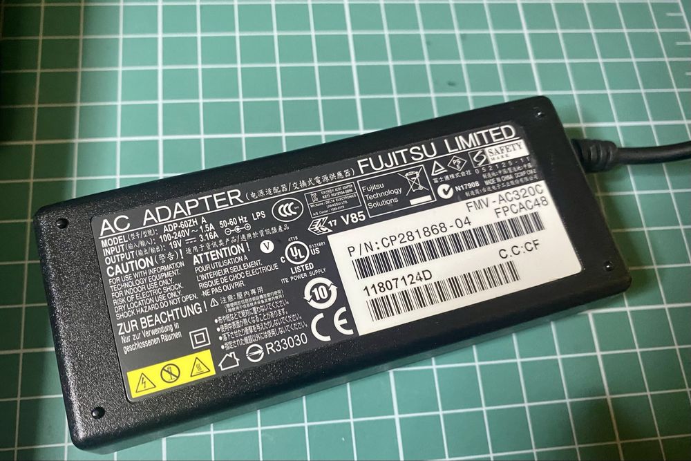 Laptop Fujitsu P771 (i7, 4GB, 128SSD) + stacja bazowa