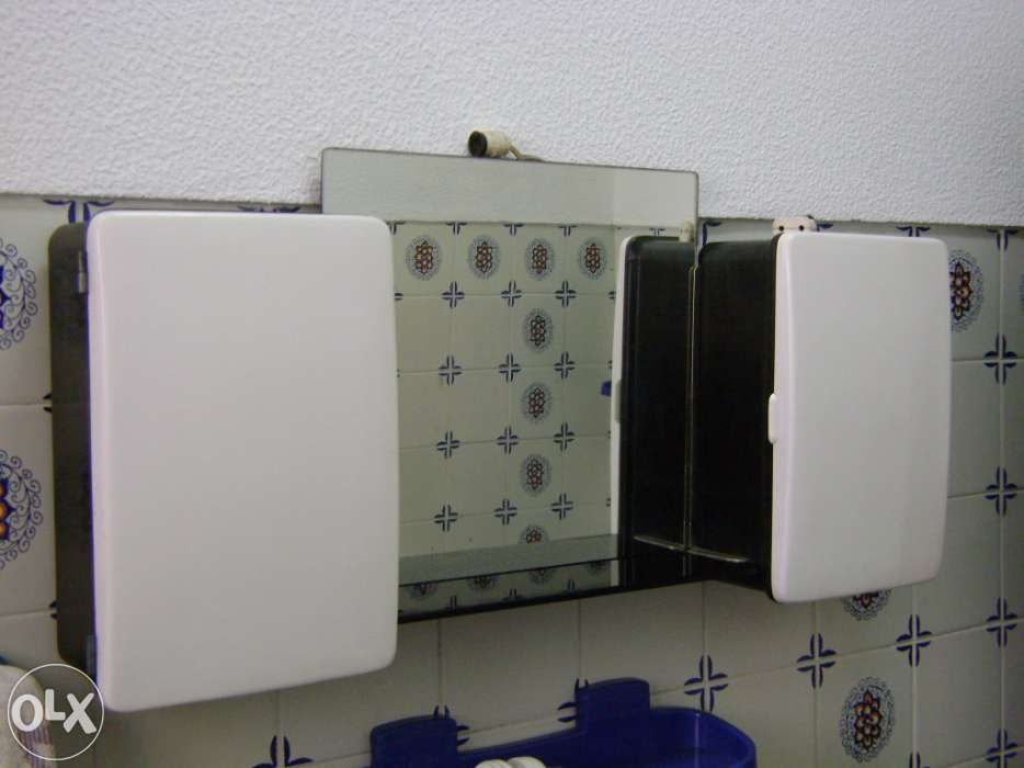 Armário de casa de banho vintage