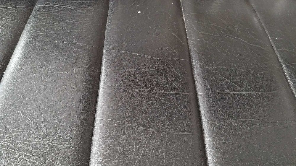 sofá preto em pele ,cabedal