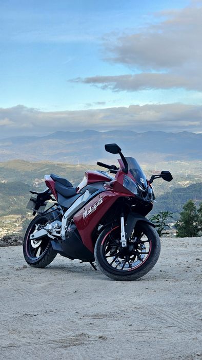 Malaguti rst 125 Desportiva com 2 capacetes alarme e luvas
