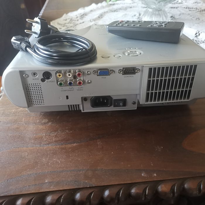 Projector Hitachi 1.200 ansi lumens.