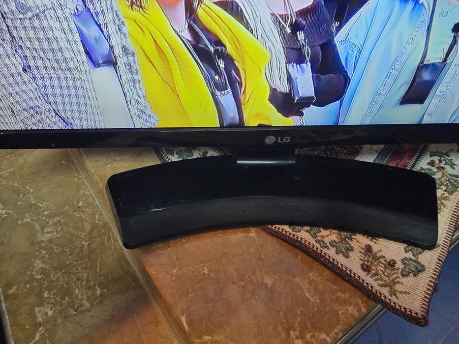 Vendo TV LG muito pouco usada  32 cms.Ideal para quarto de criança.