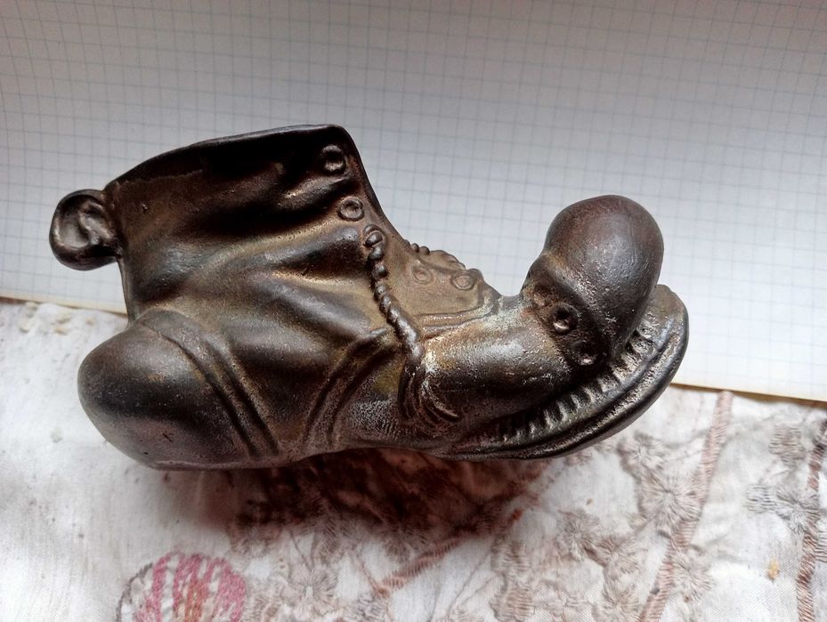 Бронзовий черевик (попельничка).