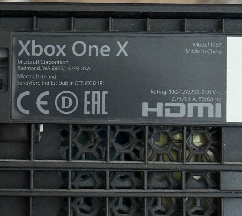 Konsola Xbox One X 1TB + Pad
