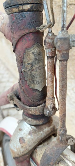 Bicicleta pasteleira antiga para restaurar