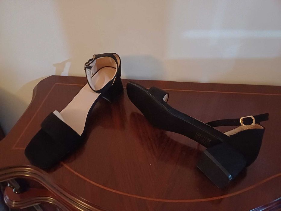 Sandálias pretas com tacão