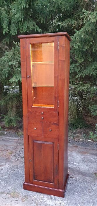 Witryna podświetlana z litego drewna