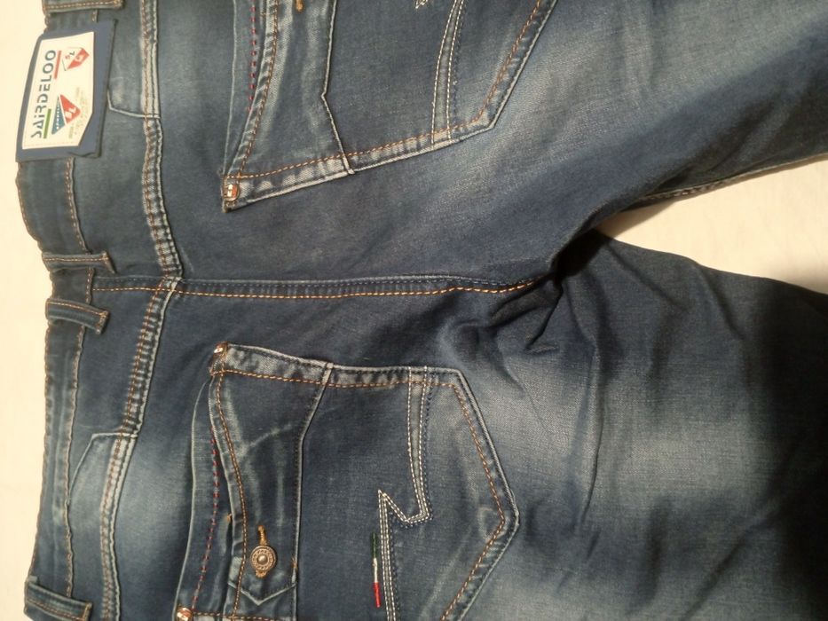 Джинси синього кольору