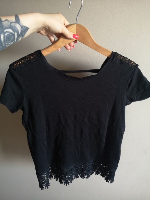 Czarna koszulka z koronką