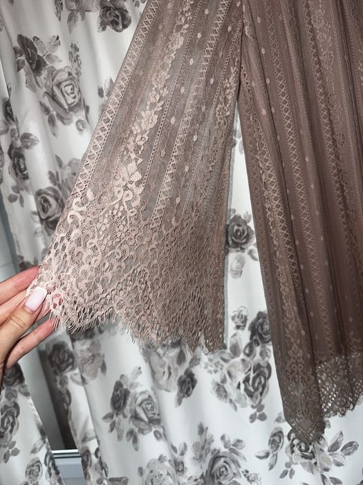 Сукня міні ніжно рожева з мережива. Коротка сукня з довгим рукавом