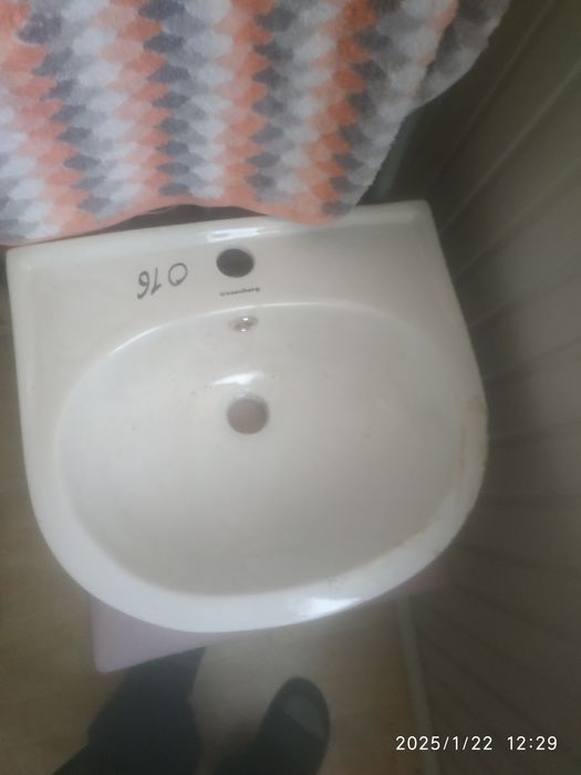 Умывальник, 40 см. новый, фаянсовый.