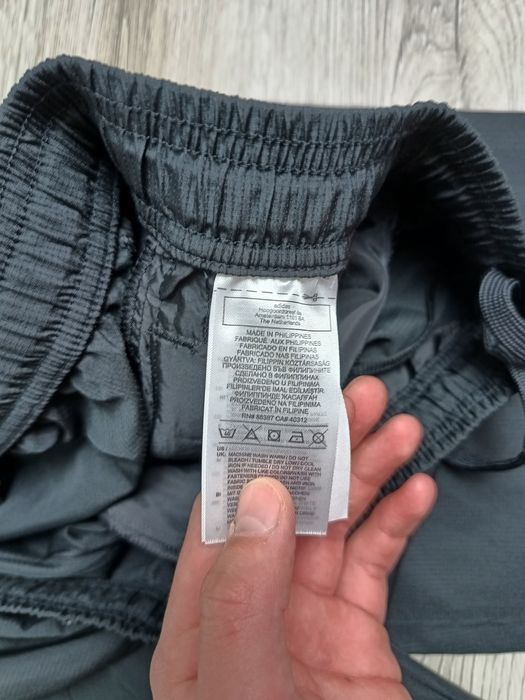 Śliskie spodnie sportowe adidas czarne w rozmiarze S