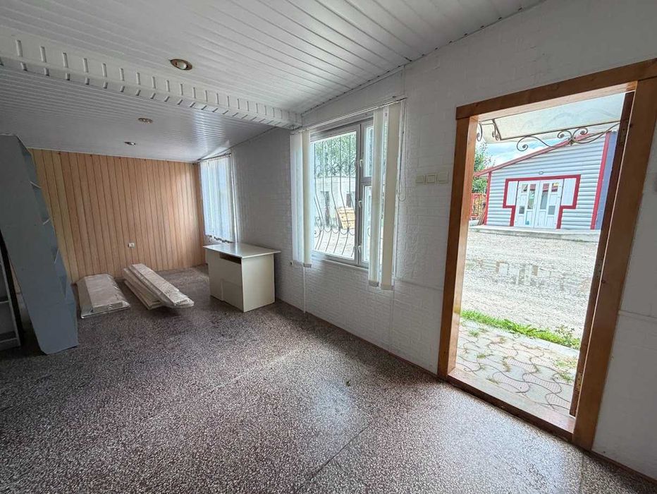 Продається фасадне комерційне приміщення в с. Мамаївці (Центр)