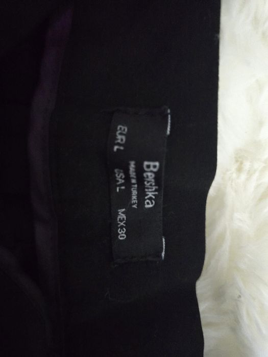 Várias peças de roupa como novas