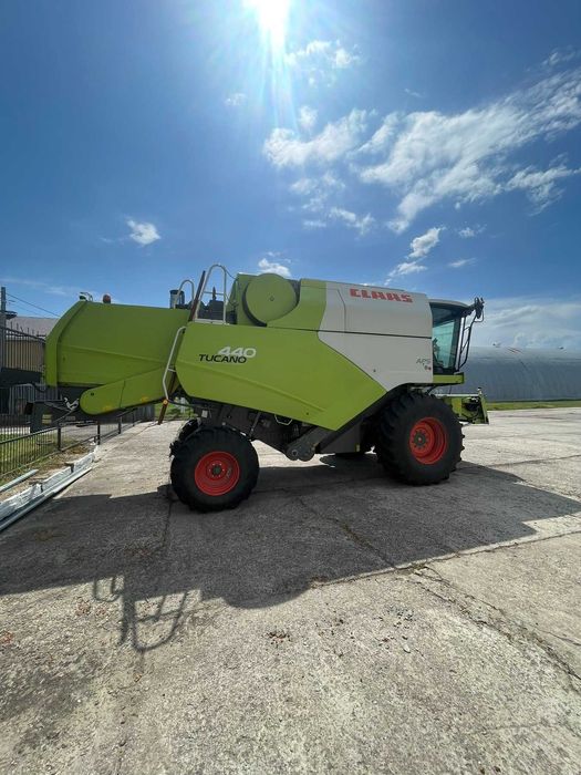 Зернозбиральний комбайн Class Tucano 440