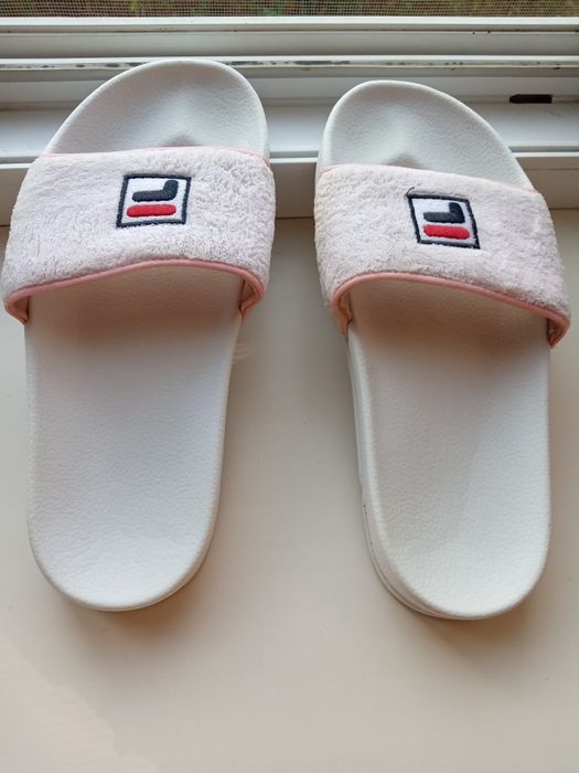 Белые шлепанцы Fila