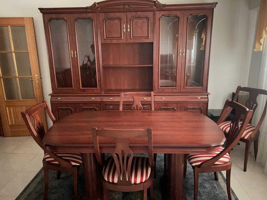 Conjunto de Sala de Jantar em Madeira (Mesa, 6 Cadeiras e Vitrine)