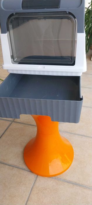 Caixa de areia para gatos.