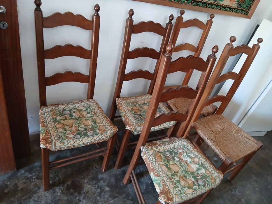 Varias cadeiras de madeira