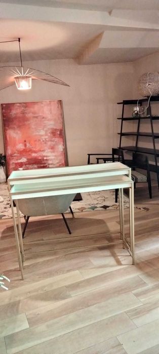 Mesa dupla em madeira branca com base em alumínio dourado