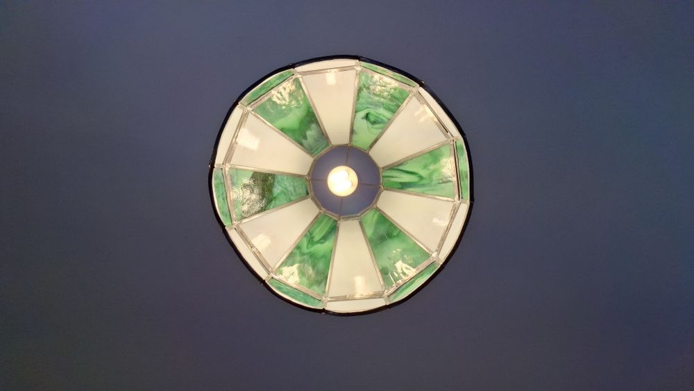Candeeiro Vintage em Vitral Artesanal Estilo Tiffany – Verde e Branco
