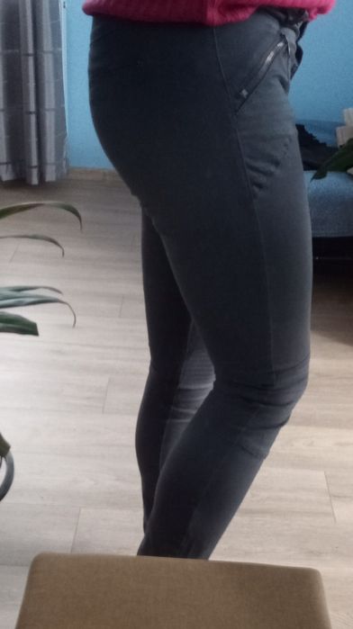 Wygodne spodnie, ozdobne naszywki