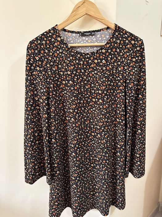 Vestido com flores castanhas