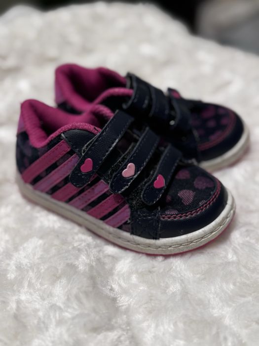 Взутя на дівчинку