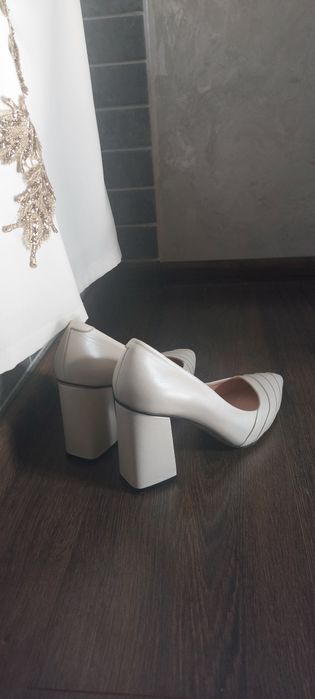 Туфлі жіночі, молочного кольору, розмір 39, шкіряні, взувала 1 раз