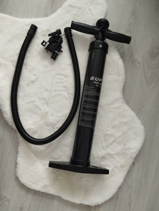 Ręczna pompka wysokiego ciśnienia przeznaczona do pompowania desek SUP