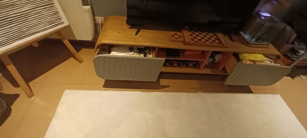 Móvel tv em madeira moldada