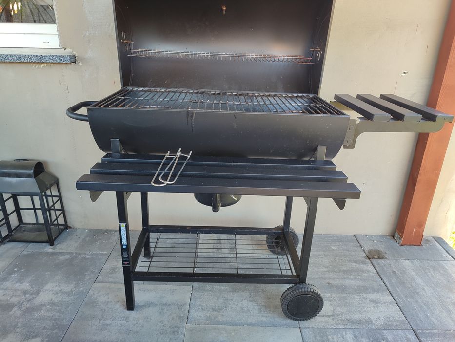 Duży grill węglowy