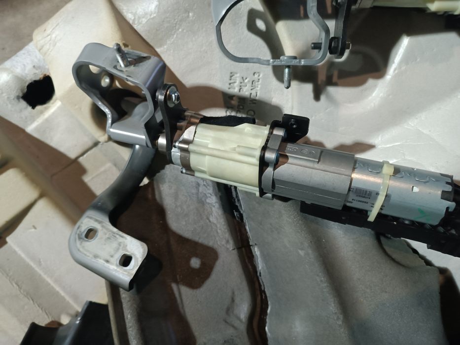 Audi Q5 8R 14 рік електро привід багажника петлі моторчик розборка