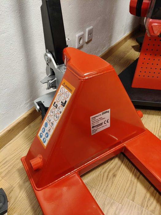 PORTA-PALETES MANUAL 2.5T / 2500KG DRAKKAR LL29