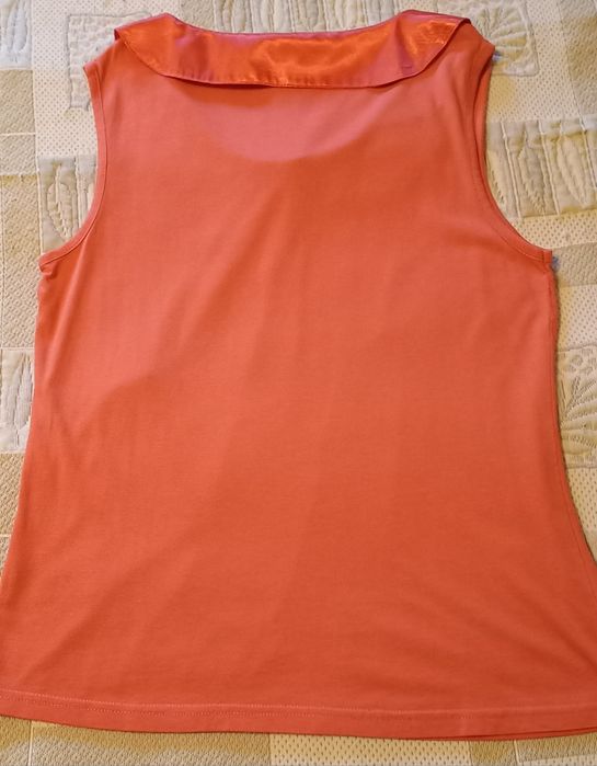 2 Blusas, 1 branca de algodão tipo túnica, outra laranja, ambas cavas